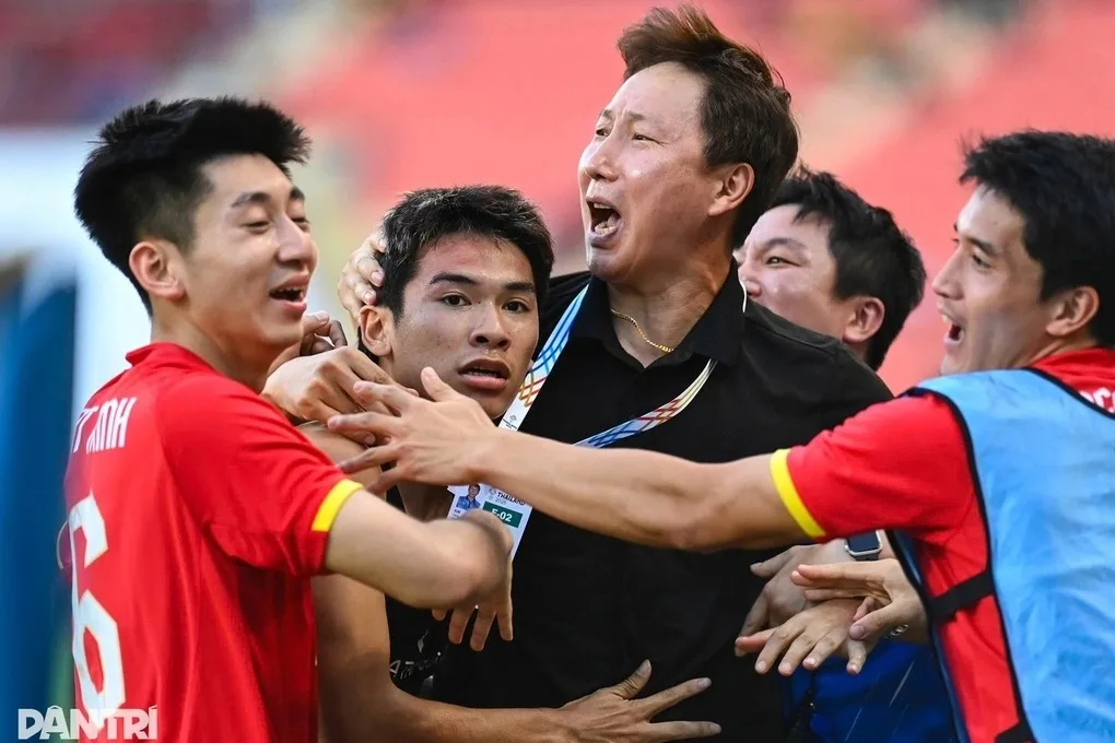 Báo Hàn Quốc nêu rõ lý do HLV Kim Sang Sik thành công ở Việt Nam