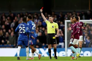 Chelsea tuột chiến thắng ở phút bù giờ, Man Utd hưởng lợi lớn