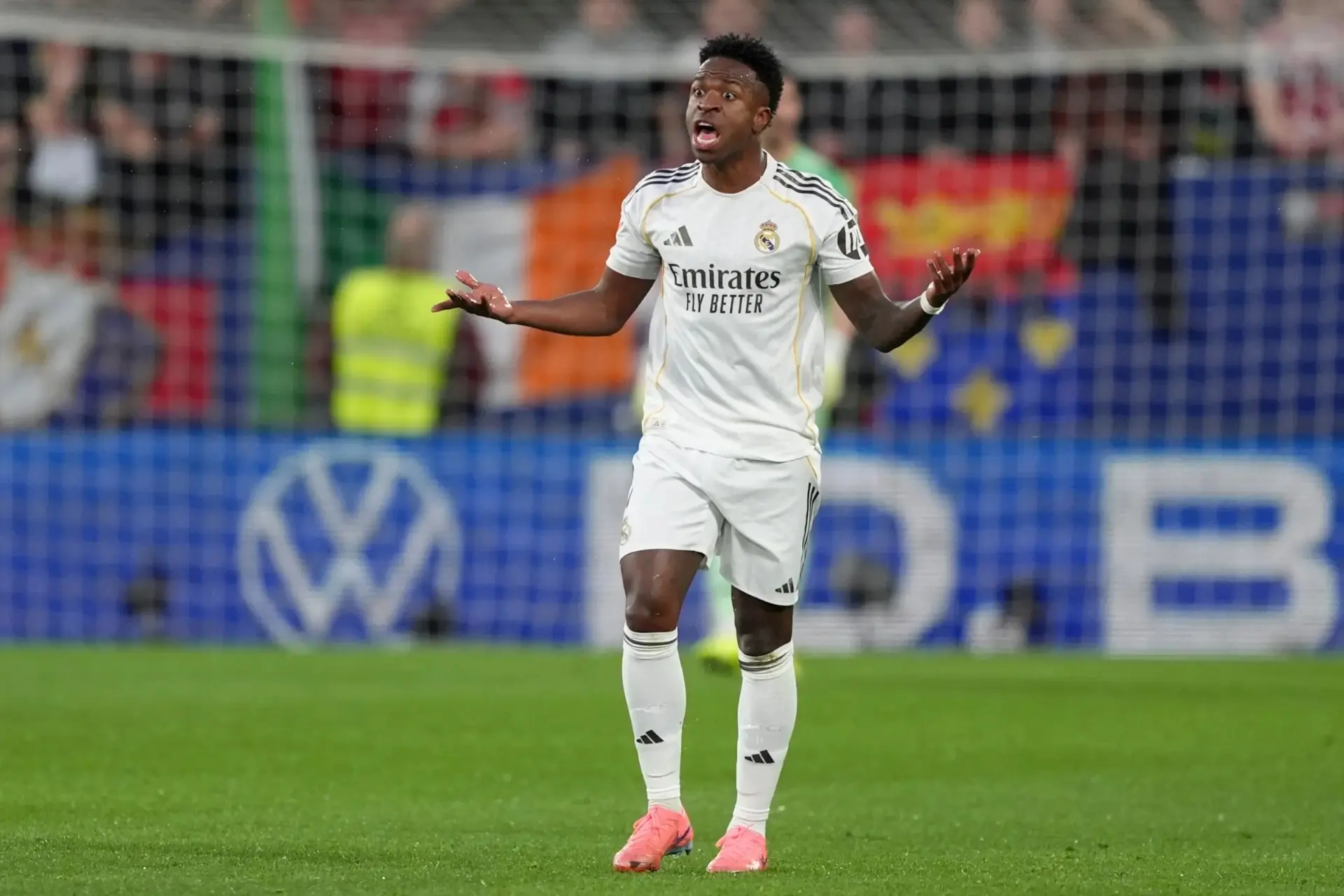 Real Madrid có nguy cơ mất ngôi đầu bảng vào tay Barcelona